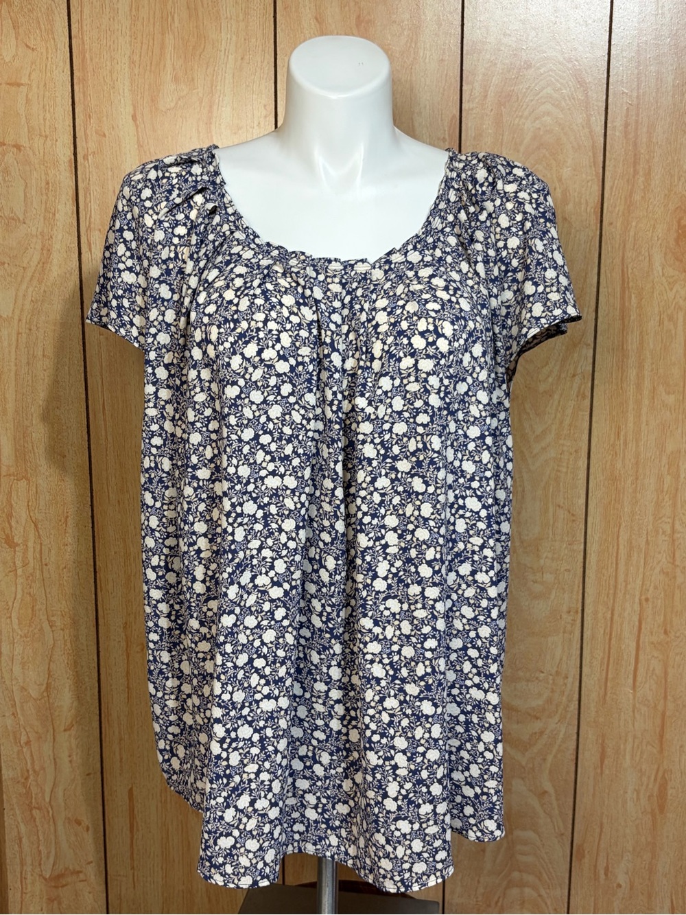 Lauren Conrad Women's Navy and Cream Floral Short-Sleeve Peasant Top SZ-3X